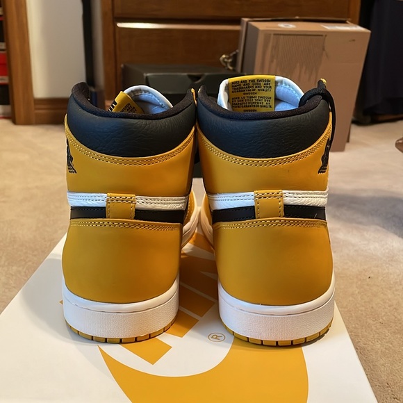 Air Jordan 1 Retro High - Picture 3 of 9